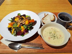 「VEGETABLE SET」（ドリンクセット）1120円。場所と内容の充実度からするとリーズナブル