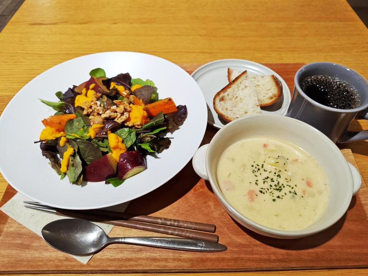 「VEGETABLE SET」（ドリンクセット）1120円。場所と内容の充実度からするとリーズナブル