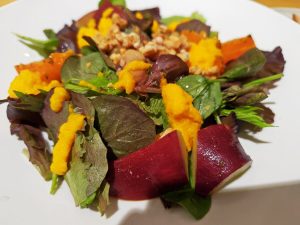 自家製すりおろし人参ドレッシングがかかったサラダはメインとして食べられるボリューム[食楽web]