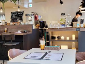 カフェマルベリーの店内。2人用テーブル、ソファ席、カウンター席があります