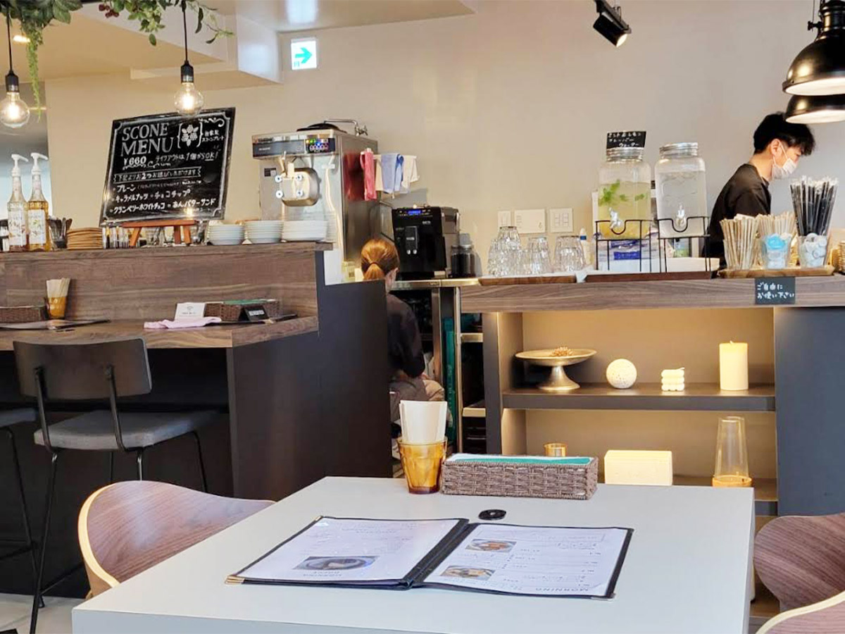 カフェマルベリーの店内。2人用テーブル、ソファ席、カウンター席があります