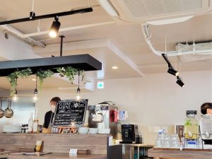 柔らかな日の光が心地よい店内。スタッフさんも軽快に動いています