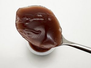 一般的な水羊羹よりもツヤツヤで瑞々しい印象。スプーンですくってみると、その繊細さがよくわかります