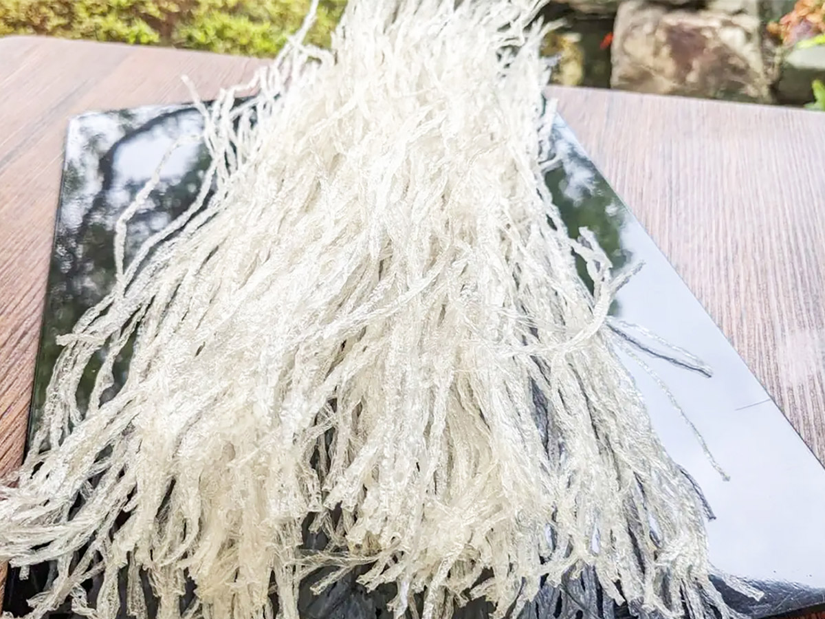 「極上水羊羹 せせらぎ」に採用されている、国産天草100%使用の最高級「山岡細寒天」