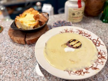 滋味深いスープと絶品チーズパン。ひと口で旅気分が楽しめる南仏の田舎風モーニングを白金台で
