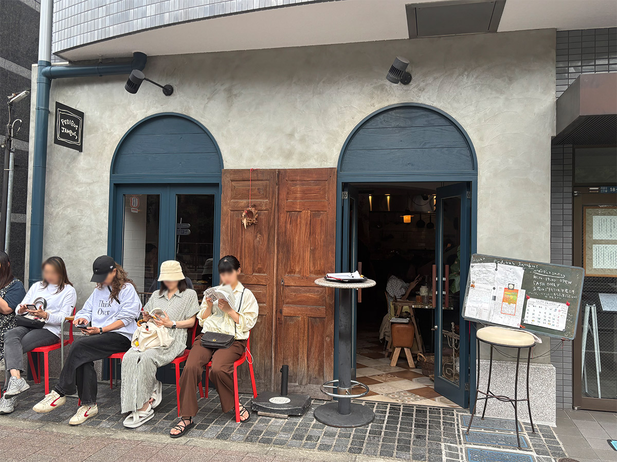 人気でいつも行列が絶えない『PEDIBUS JAMBUS』の店先