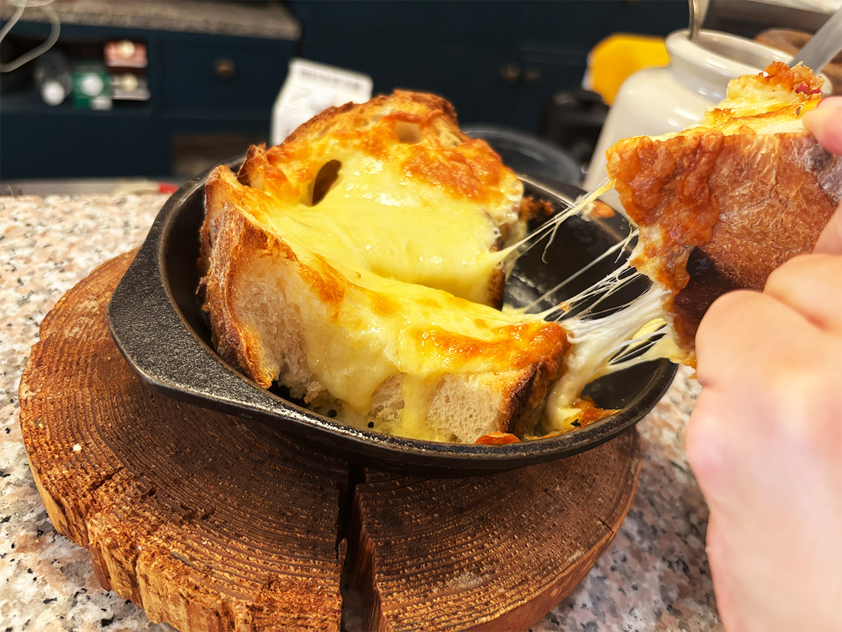 あつあつでチーズとろけるグリルドチーズパン