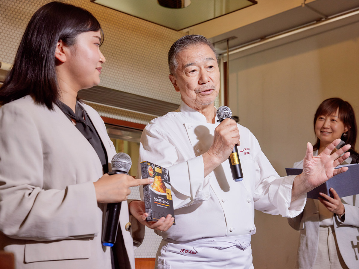 ときにユーモアを交えながら和やかにトークを繰り広げる落合務シェフ。左はエスビー食品 マーケティング企画室の風間美柚さん