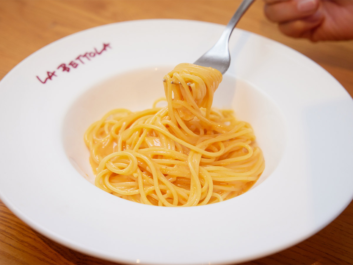 クリーミーでうにの風味が口いっぱいに広がる。ちなみにスパゲッティの太さはお好みだが『ラ・ベットラ』では1.5ミリを使用