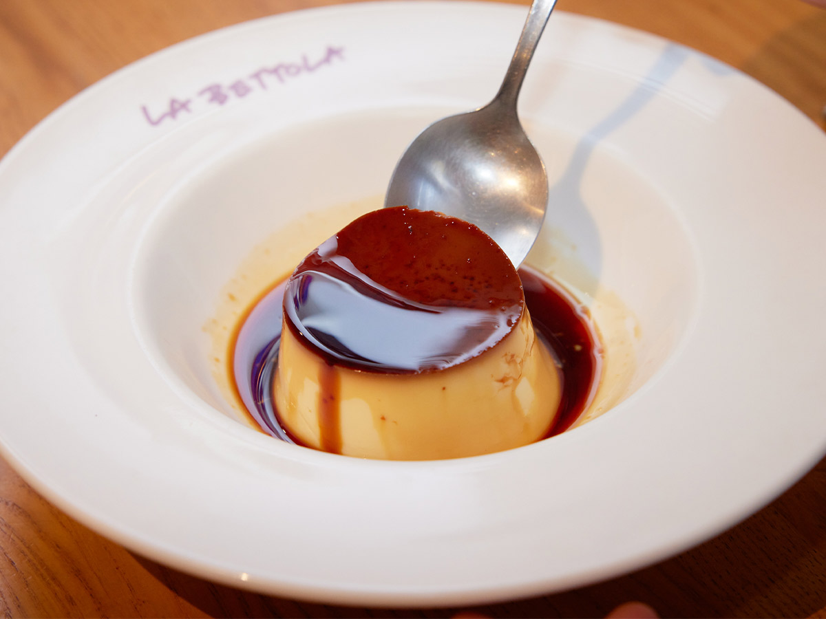 硬めのプリンが好きな人にはたまらない一品。スプーンはデザート用ではない普通サイズ
