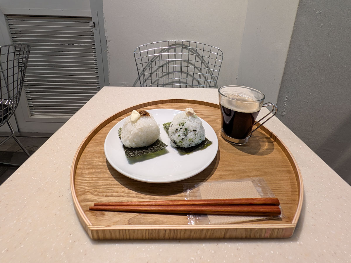 海苔の座布団にちょこんと座る姿も愛くるしい