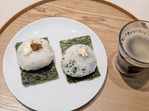 おかかチーズとからマヨおにぎり