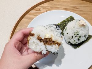ややしっかりめに握られていますが、中はほろっと解ける絶妙さ