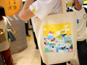 トートバッグやピンバッチ、ステッカーなどグッズ販売もあります