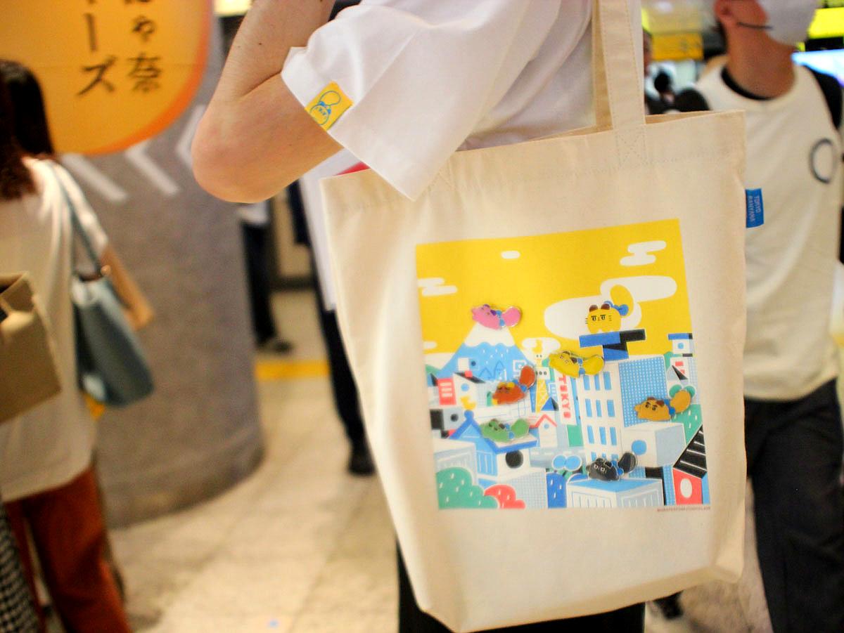 トートバッグやピンバッチ、ステッカーなどグッズ販売もあります
