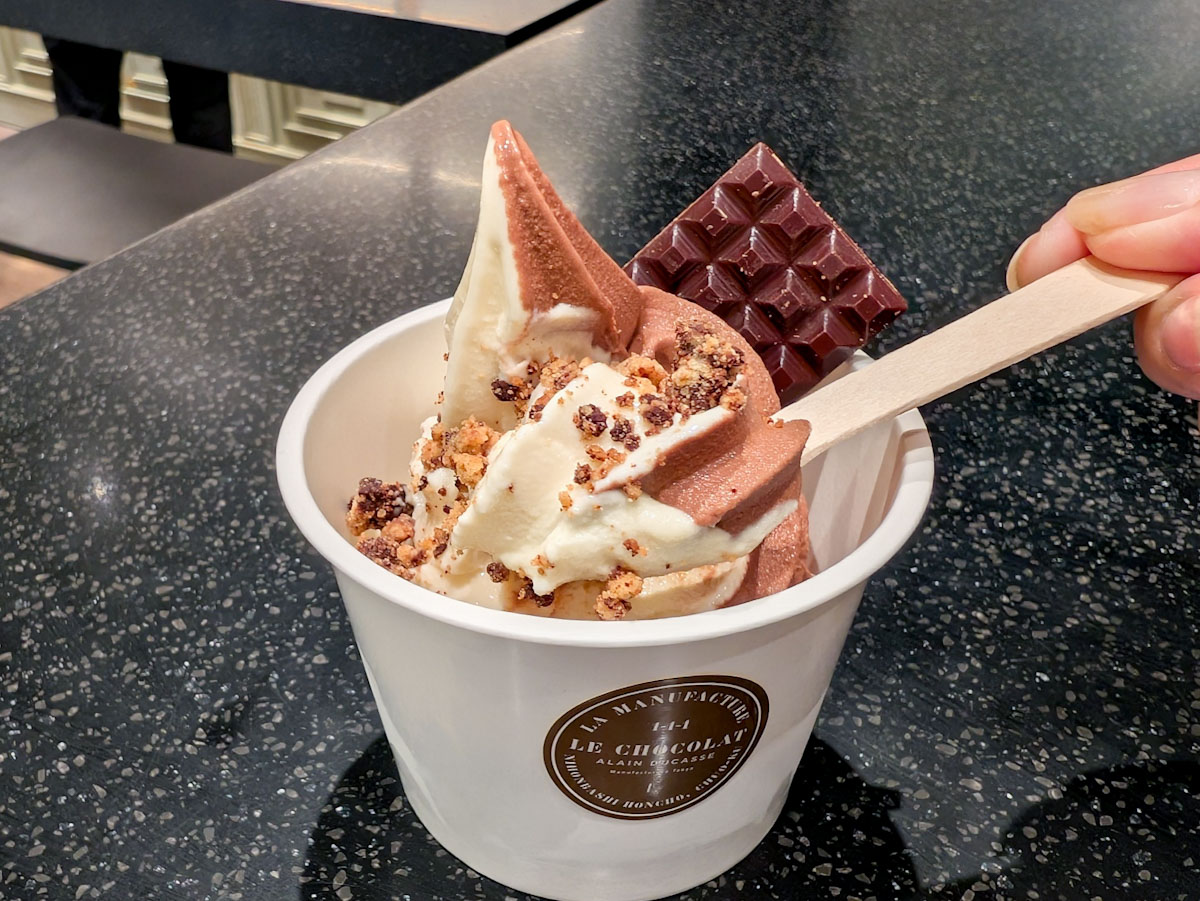 「ソフトクリーム ショコラ&ビスキュイ」1,100円 ※コーンorカップから選べます