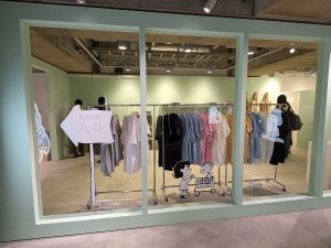 地下2階にショップを併設。限定グッズも見逃せない！