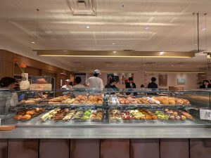新宿の新スポット！ TruffleBAKERY初のカフェで味わう八ヶ岳天然水仕込みのパン＆コーヒー