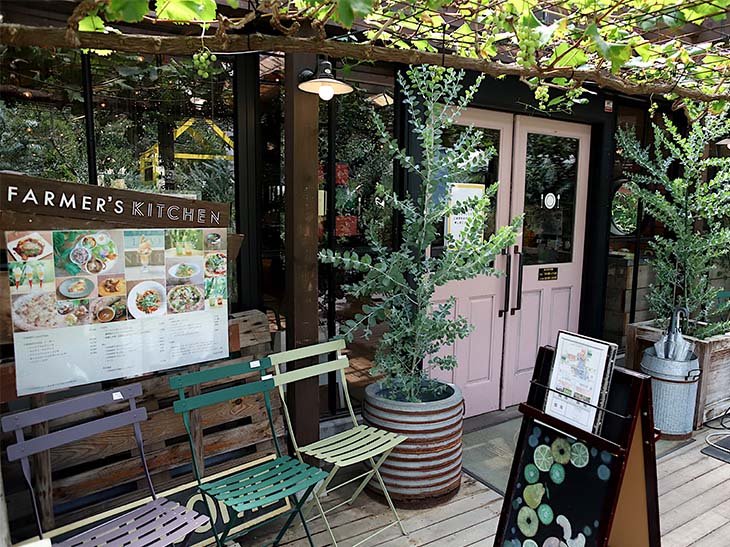 巨大園芸店の中で営業しているカフェ