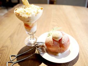 桃を乗せたまま落とさずに食べるのはたぶん不可能