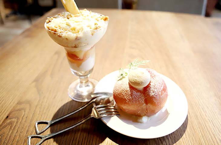 桃を乗せたまま落とさずに食べるのはたぶん不可能