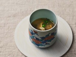 松石シェフによる蒸しスープ。海産物のほかに佐賀県のエミューを使用した薬膳スープ