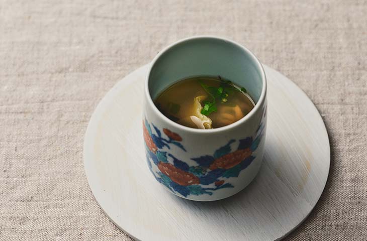 松石シェフによる蒸しスープ。海産物のほかに佐賀県のエミューを使用した薬膳スープ