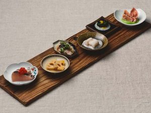 前菜6種盛り合わせ。佐賀からは鰆、金星佐賀豚、甲イカ、穴子。東北の食材は、仙台味噌やマイクロリーフ、紅くるり大根など