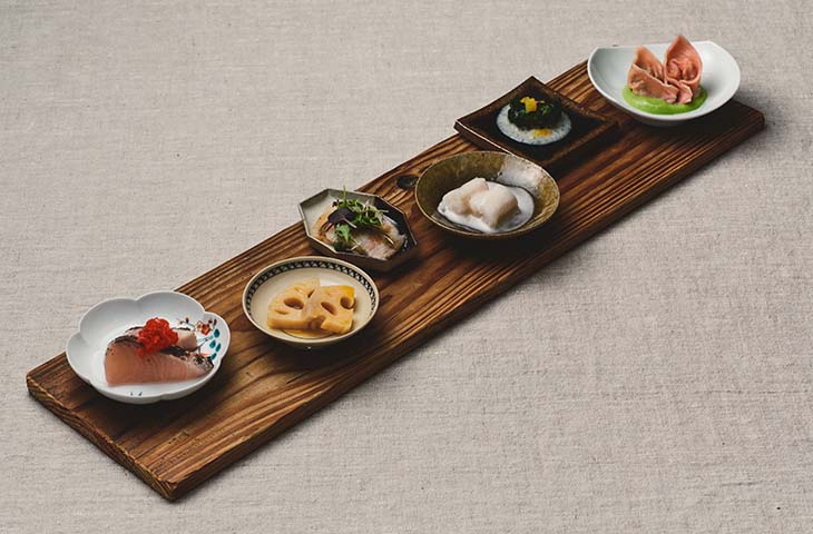 前菜6種盛り合わせ。佐賀からは鰆、金星佐賀豚、甲イカ、穴子。東北の食材は、仙台味噌やマイクロリーフ、紅くるり大根など