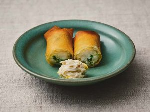 魚の春巻きは松石シェフのスペシャリテ。この日はナベタンと竹崎カニの春巻きを弓野窯、中里太郎右衛門陶房の器に盛り付けた [食楽web]