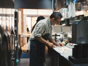 丁寧な下拵えや低温調理で、じっくりと食材と向き合う料理が寺田シェフの真骨頂