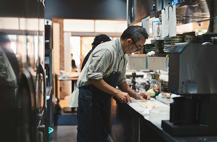 丁寧な下拵えや低温調理で、じっくりと食材と向き合う料理が寺田シェフの真骨頂