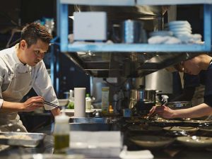 中国料理らしいライブ感で食材の手早く旨味を凝縮するのが松石シェフの持ち味