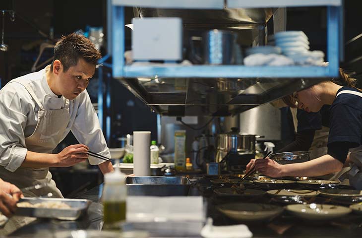 中国料理らしいライブ感で食材の手早く旨味を凝縮するのが松石シェフの持ち味