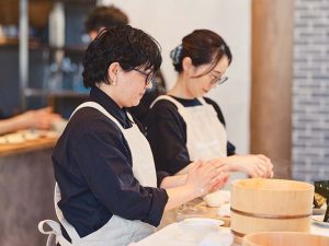 両女将のおむすびは、宮城の米と佐賀の海苔で両県の交流を象徴した