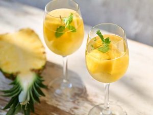 氷の代わりに凍らせたカットパインを加えればデザート感覚に！