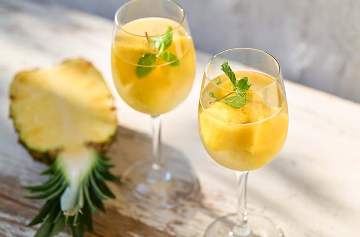 氷の代わりに凍らせたカットパインを加えればデザート感覚に!