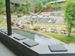 チェックインしたらまず足湯でゆったり