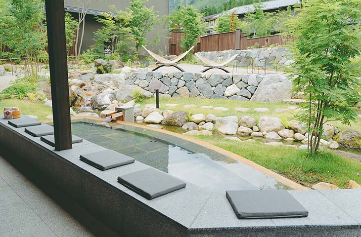 チェックインしたらまず足湯でゆったり