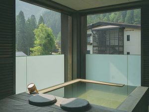 夕暮れには外気と湯気がミックスし、ほどよいぬる湯（約40℃）に