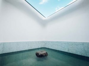 体を芯から温める泉質で湯冷めしにくく、寝る前に入れば深くぐっすり眠れます