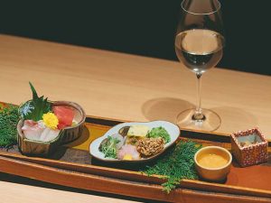 囲炉裏端を思わせる古材の器に盛り付けられた「宝楽盛り」