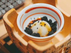 竹炭に見立てたクランブルなど、最後まで遊び心に富んだ演出