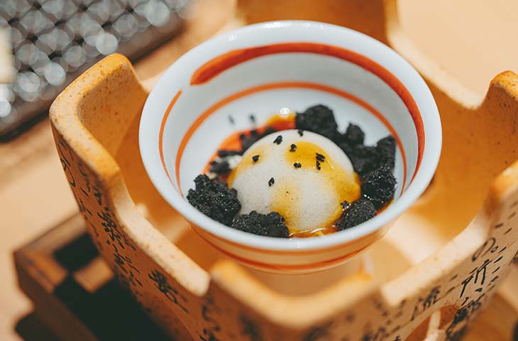 竹炭に見立てたクランブルなど、最後まで遊び心に富んだ演出