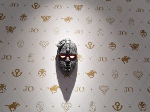 店内の壁には、物語の原点ともいえる石仮面がクールに光る。©荒木飛呂彦&LUCKY LAND COMMUNICATIONS/集英社・ジョジョの奇妙な冒険THE ANIMATION PROJECT