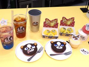 ドリンクはすべてイギーがデザインされたオリジナルカップ入り。好きなドリンクを入れられるアルミカップ（1300円）も。©荒木飛呂彦&LUCKY LAND COMMUNICATIONS/集英社・ジョジョの奇妙な冒険THE ANIMATION PROJECT
