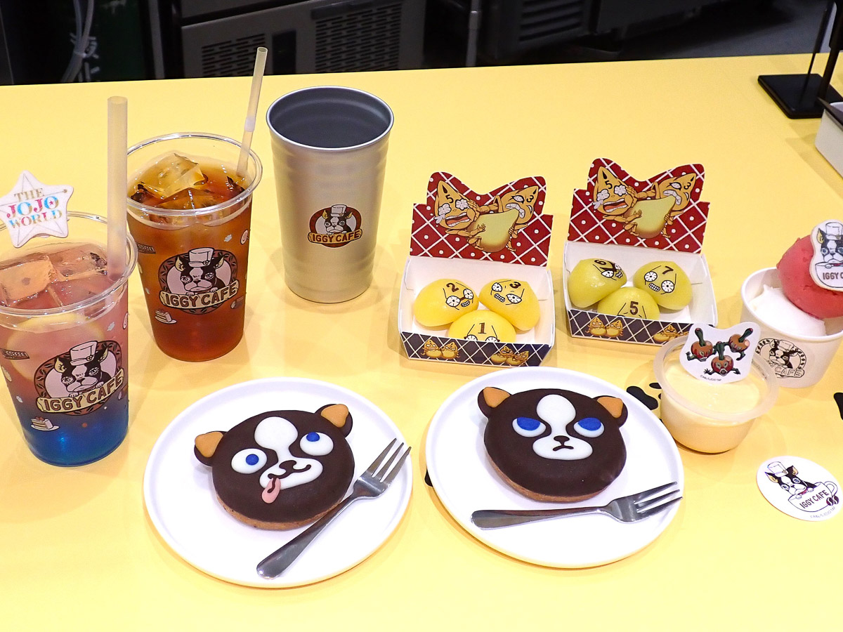 ドリンクはすべてイギーがデザインされたオリジナルカップ入り。好きなドリンクを入れられるアルミカップ(1300円)も。©荒木飛呂彦&LUCKY LAND COMMUNICATIONS/集英社・ジョジョの奇妙な冒険THE ANIMATION PROJECT