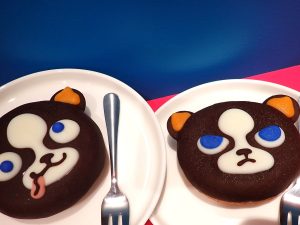 イギーのドーナツはキリッとした顔と、おちゃめな表情の2種（どちらもドリンクとセットで1500円）©荒木飛呂彦&LUCKY LAND COMMUNICATIONS/集英社・ジョジョの奇妙な冒険THE ANIMATION PROJECT