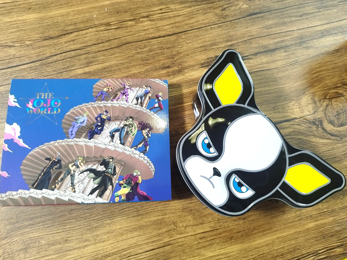 ジョジョラーの土産には「THE★JOJO WORLD に行きましたクッキー」(990円)と「THE★JOJO WORLD イギーのクッキー缶」(2500円)。©荒木飛呂彦&LUCKY LAND COMMUNICATIONS/集英社・ジョジョの奇妙な冒険THE ANIMATION PROJECT
