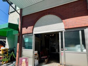 住宅街に溶け込む佇まいで、入口には『上方ビール』の看板